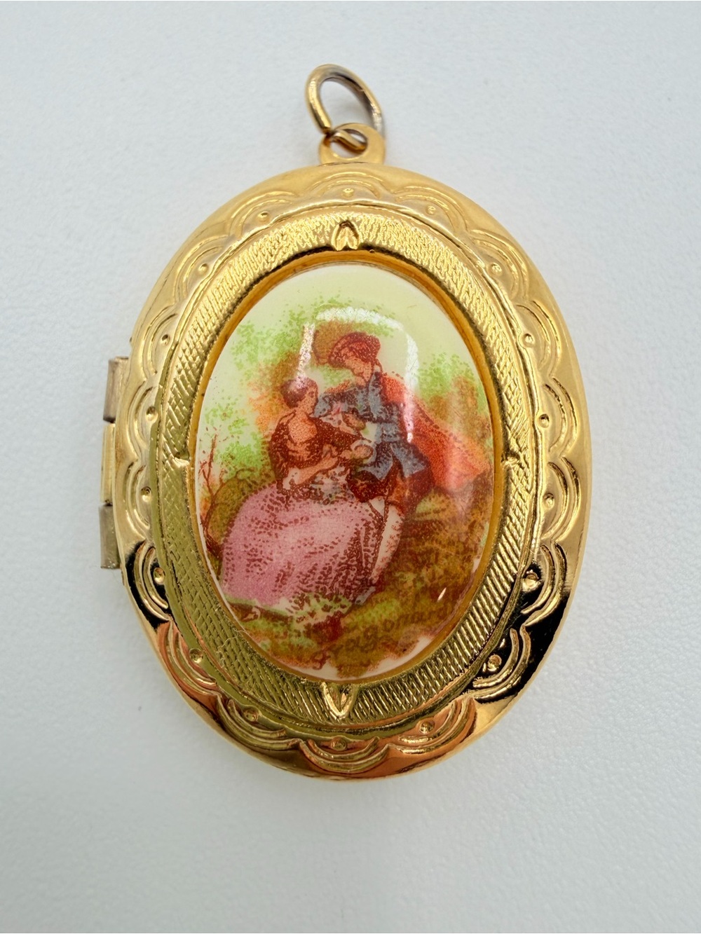 Vintage Gold Tone Oval Photo Locket Pendant โ Romantic Couple